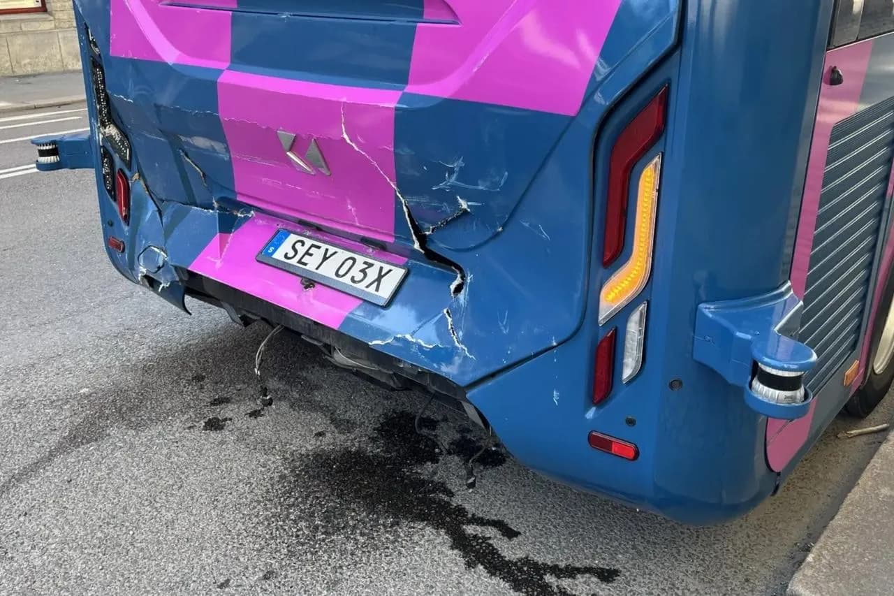 Беспилотный автобус попал в аварию через час после запуска
